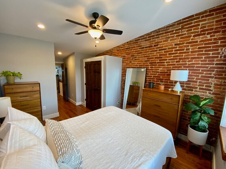 Upper Level Master Bedroom - 1406 Andre St