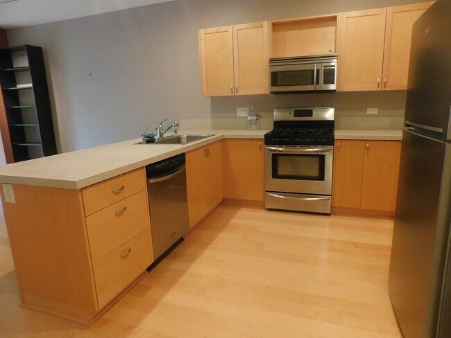 Building Photo - Fall Special $300 Off First Full Mo.-Beaut...