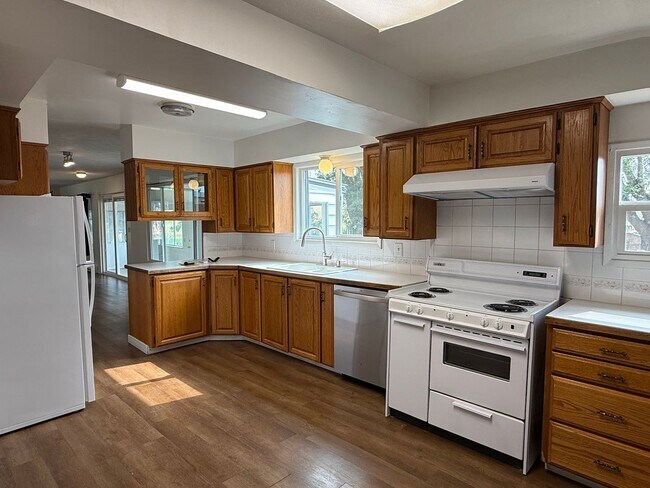 Building Photo - 2 Bedroom 1 Bath 1500 Sq/Ft home on Acreage in Medical Lake with 3 Car Garage & Out Building