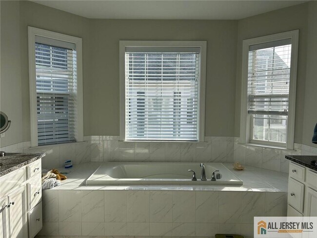 Building Photo - 30 Hamilton Dr