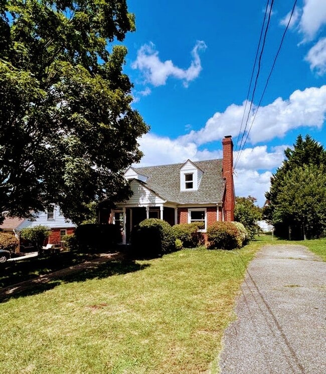 Building Photo - 3 Bedroom Home in Lynchburg