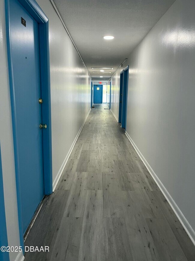 Building Photo - 1850 S Park Ave