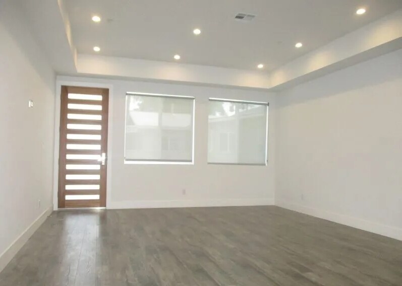 Building Photo - 1211 N Mariposa Ave