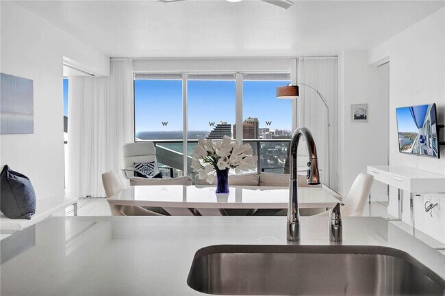 Building Photo - 3101 Bayshore Dr