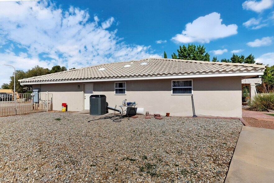 Building Photo - 2004 Vista Lejano