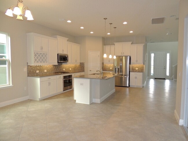 Building Photo - Move in ready! Newer home in great location.