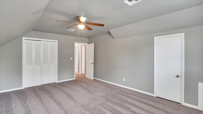 Building Photo - Beautiful 3 bedroom / 1.5 bath