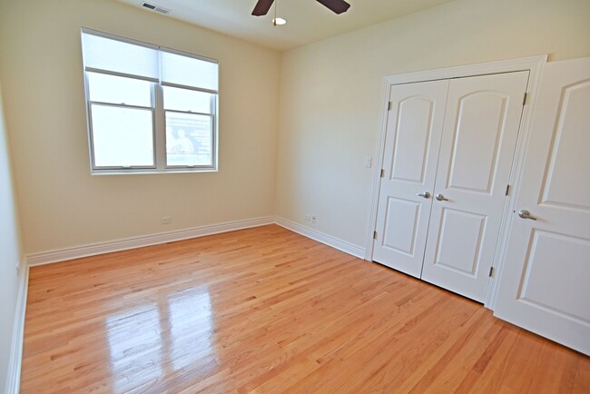 Building Photo - 5140 N Clark St