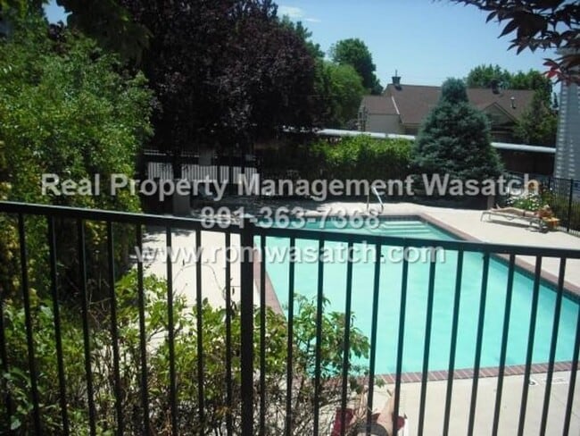 Building Photo - Charming 3 Bedroom 2 Bathroom Downtown Condo!
