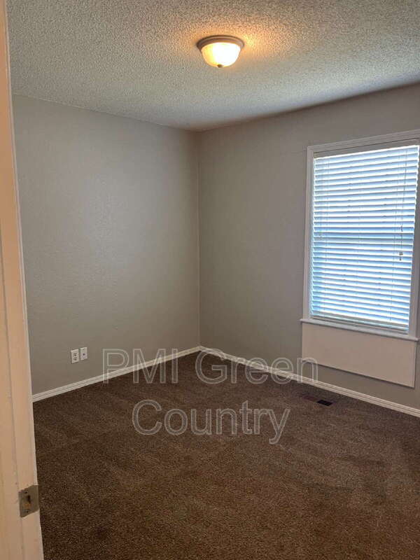 Building Photo - 900 W Norman St