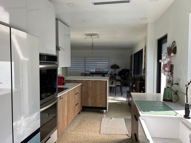 Building Photo - 425 NE 103rd St