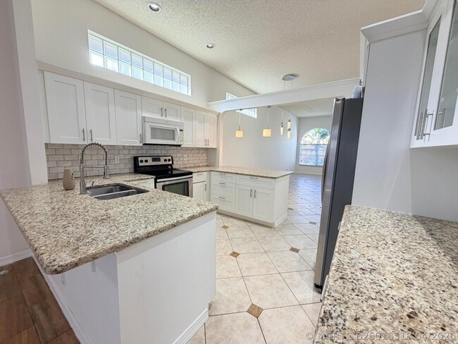 Building Photo - 133 Woodlake Cir