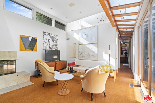 Building Photo - 648 Palms Blvd