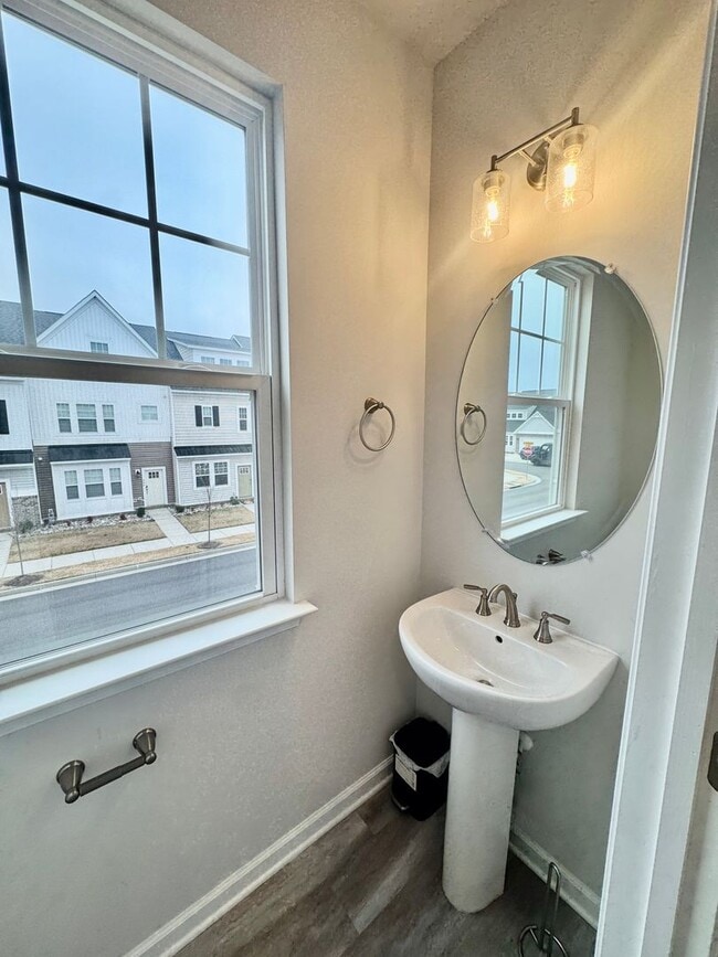 Building Photo - Spacious 3 Bedroom Townhouse