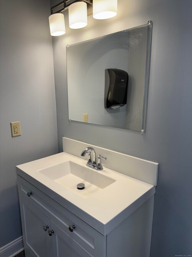 Building Photo - 211 Montowese St