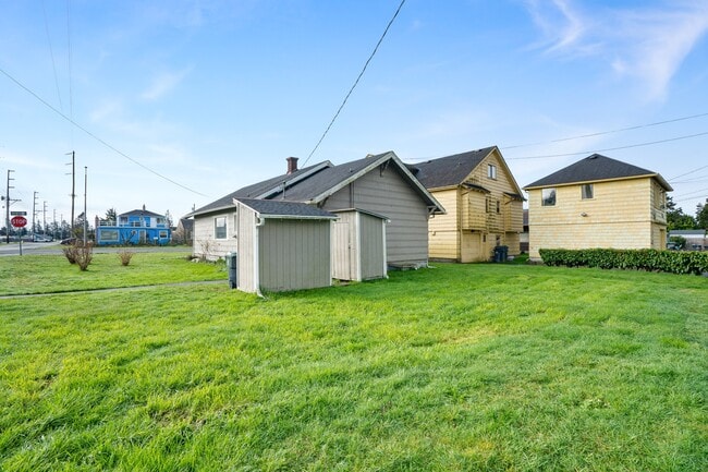 Building Photo - 3033 Sumner Ave