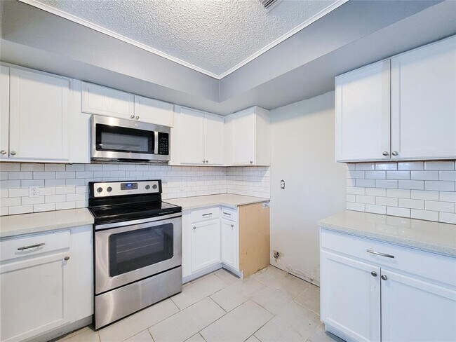 Building Photo - 8310 Gulf Tree Ln