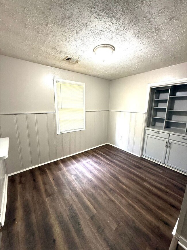 Building Photo - 1205 Cottondale Rd