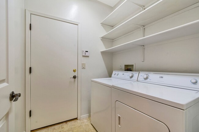 Building Photo - Unique NW Home