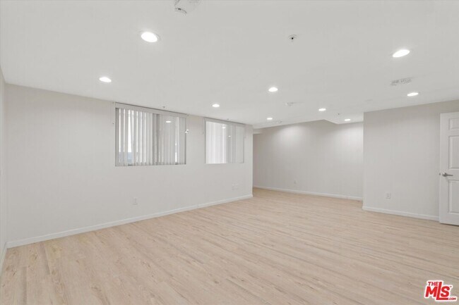 Building Photo - 1409 N Hobart Blvd