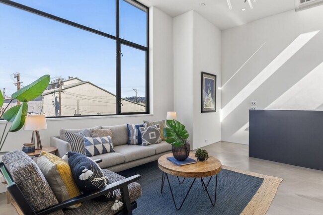 Building Photo - 811 Folger Ave