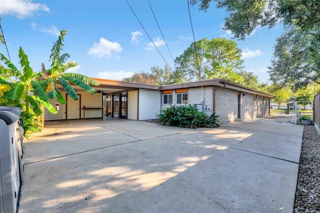 Building Photo - 10630 Olympia Dr