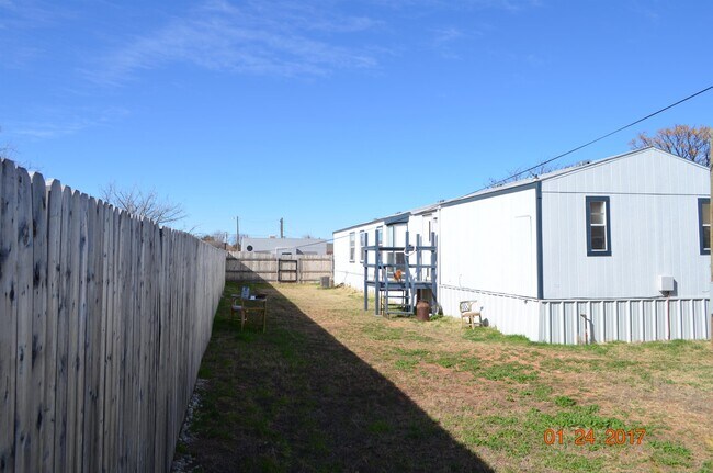 Building Photo - 805 S Weatherford St