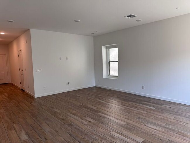 Building Photo - Stunning New 3Beds/2.5Bath Townhome in Pho...