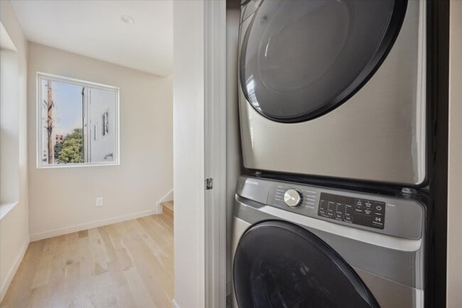 Building Photo - Upscale rear unit in the heart of Denver!