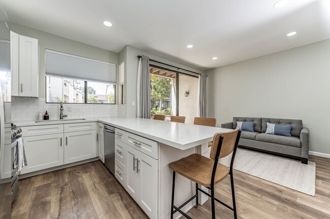 Building Photo - Modern 1 Bedroom Condo with Lakes in the c...