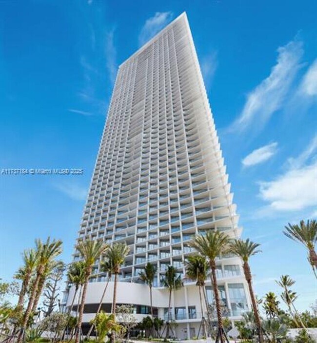 Building Photo - 16901 Collins Ave