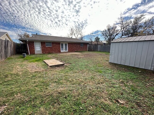 Building Photo - 621 Lotus Ave
