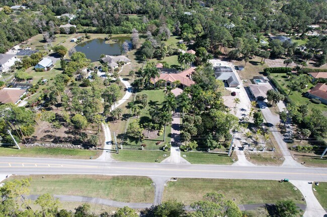 Building Photo - ** OAKES ESTATES ** 4 BED + DEN / 3.5 BATH...