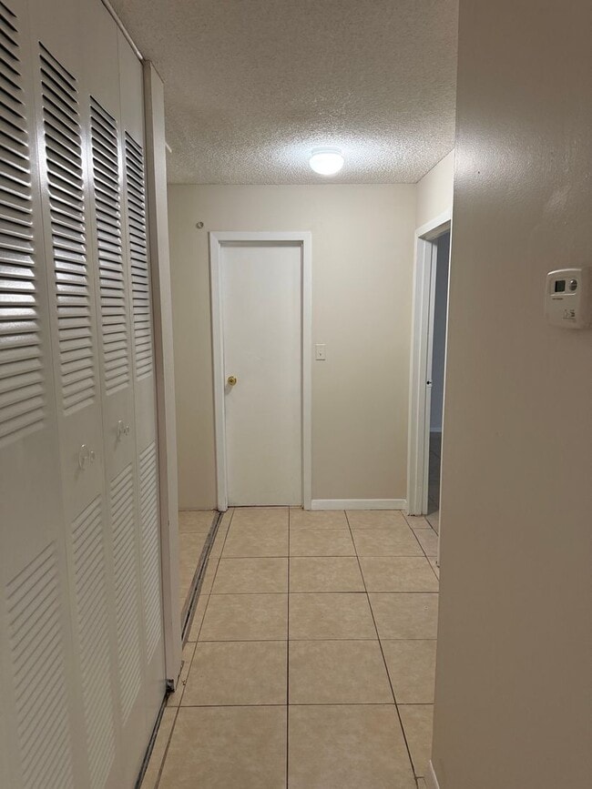 Building Photo - 1001 Spring Meadow Dr