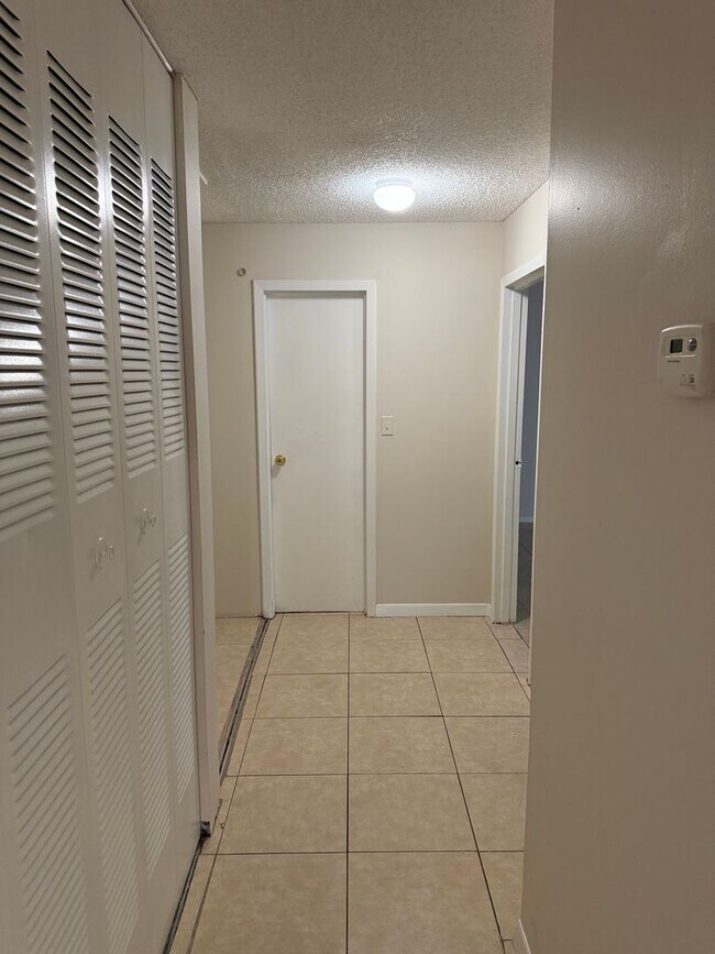 Building Photo - Spacious 2 bedroom/1 Bathroom End Unit Upstairs Condo.