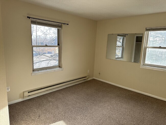 Building Photo - Enjoy an open floor plan in a prime location next to the bus line.