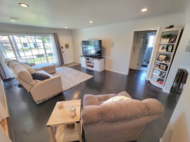 Building Photo - Great Single Family Home in West Long Beach