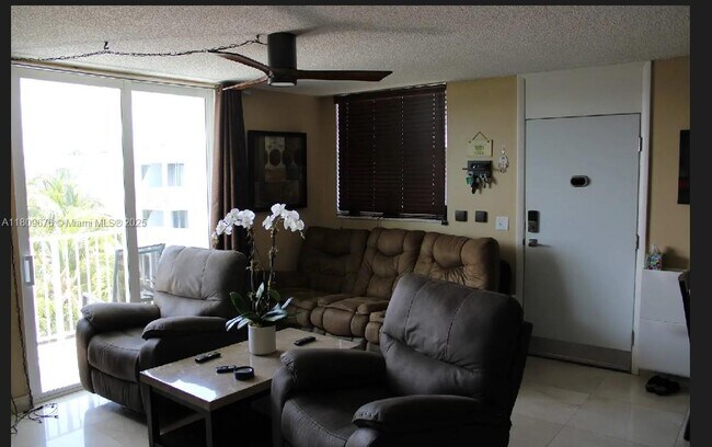 Building Photo - 1801 S Treasure Dr