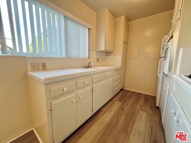 Building Photo - 1261 Granville Ave