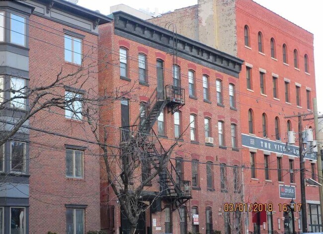 Building Photo - 192 Christopher Columbus Dr