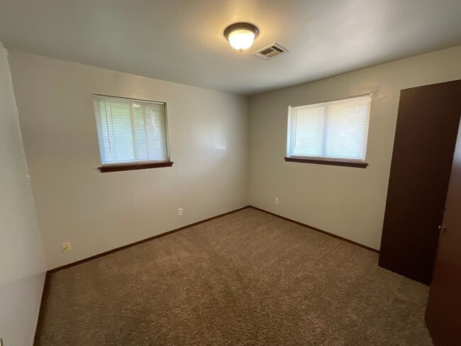 Building Photo - 3 bed, 1.5 baths, 2 car garage