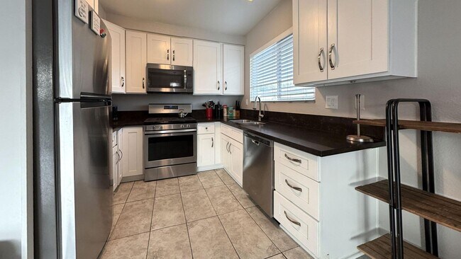 Building Photo - 511 E Brockton Ave