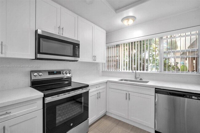 Building Photo - 940 NE 199th St