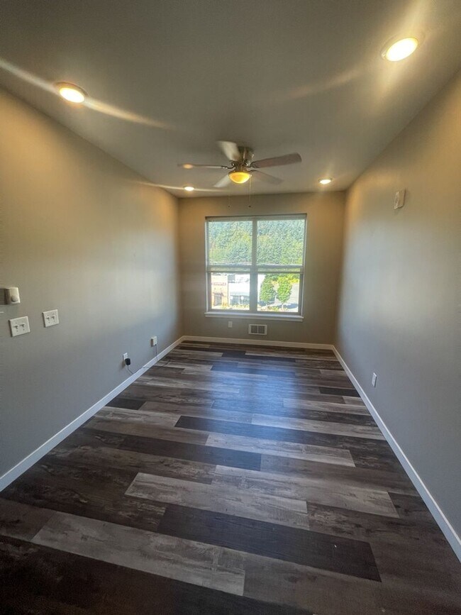 Building Photo - 2 bedroom, 2 bath available for Pre-leasing!