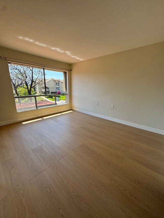 Building Photo - Light Filled Top Floor Condo in Premier 55+ Oaknoll Community