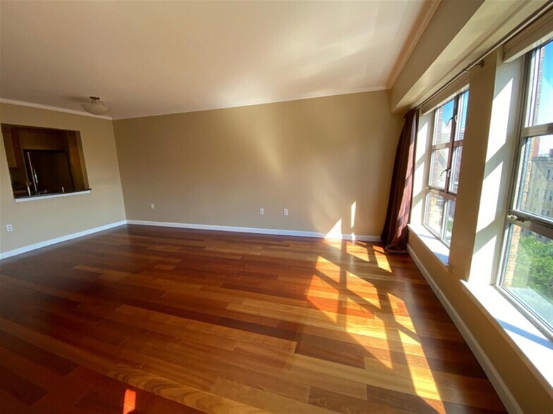 Building Photo - 931 Massachusetts Ave