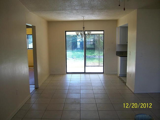 Building Photo - 3/2 Spacious Home in Sarasota with 2 Car G...