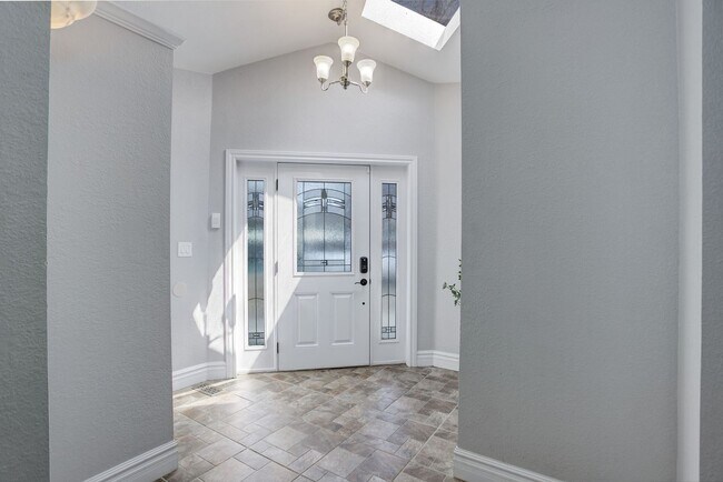 Building Photo - 4 Bed | 2 Bath | Spacious Backyard | Prime...