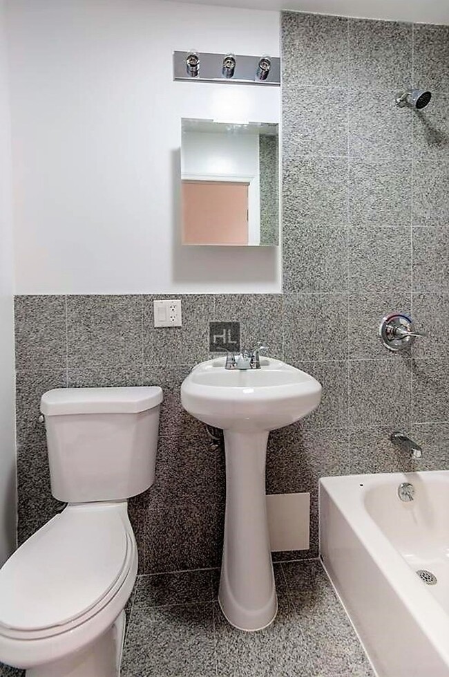 Building Photo - NEWLY RENOVATED BEAUTIFUL 2 BEDROOMS WITH ...