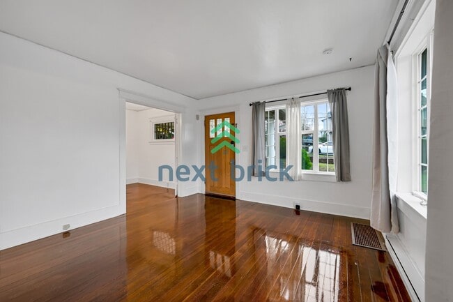 Building Photo - 3 BED & 2 BATH SINGLE FAMILY HOUSE FOR RENT